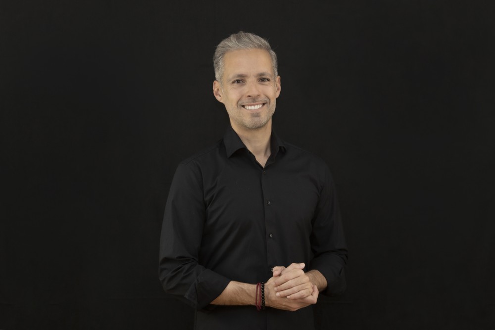 Nuno Cortez num retrato com as mãos visíveis.