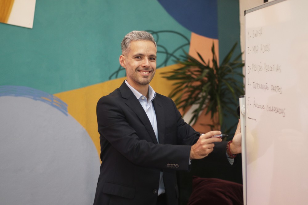 Nuno Cortez junto de um quadro de apresentação.
