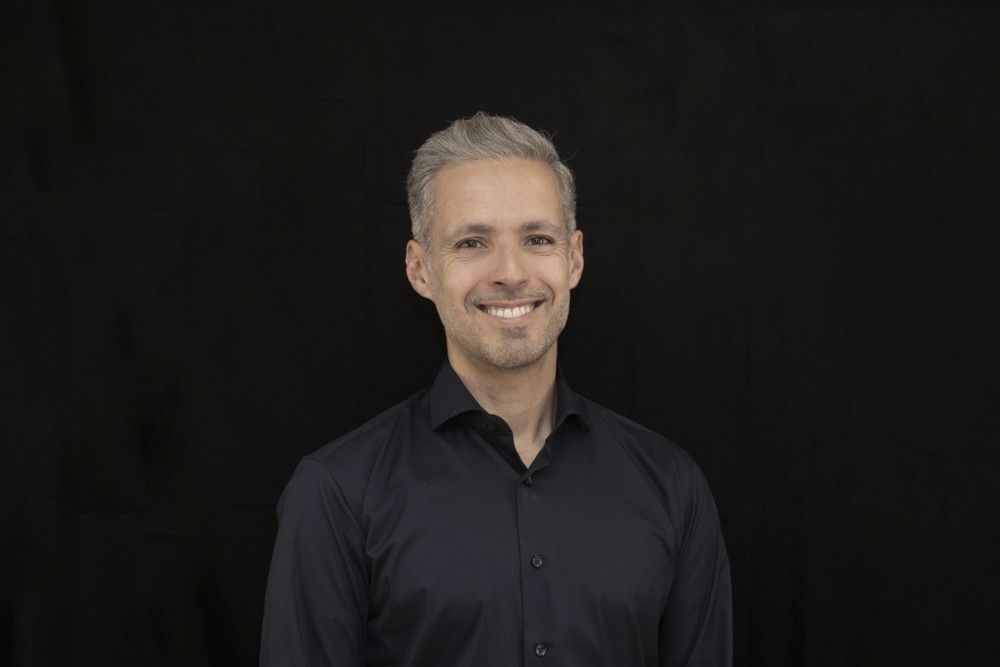 Retrato de Nuno Cortez, sorridente.